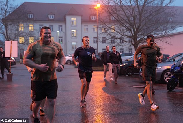 Internet Goes Wild For Hulking Special Forces Agent Spotted With Pete ...